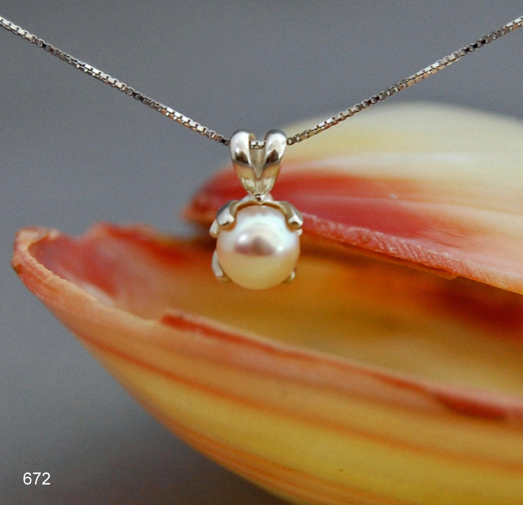 Pippin - Freshwater Pearl Pendant in Argentium® Silver