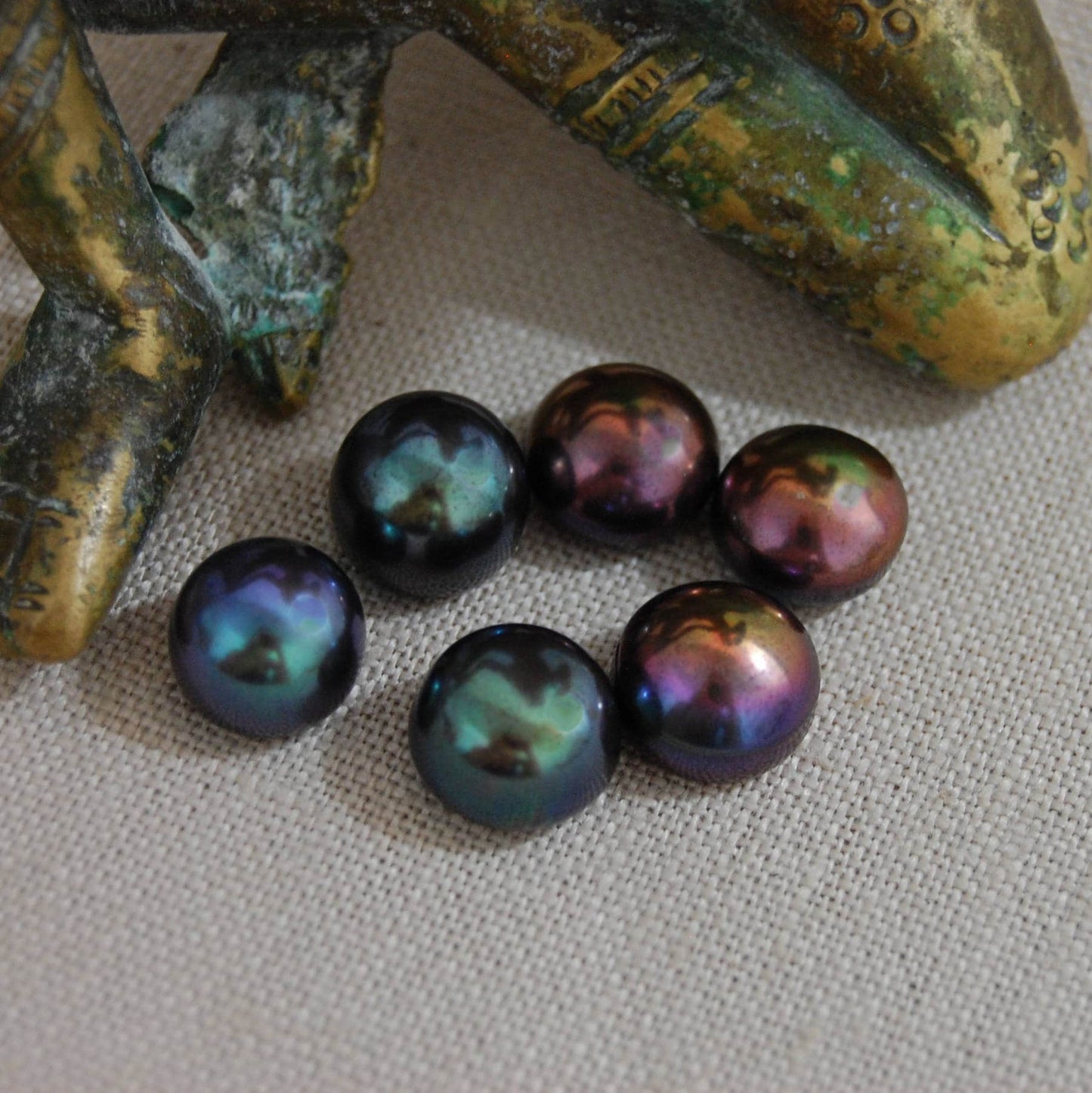 D273 - Loose Freshwater Pearls, Large, Button Shaped.